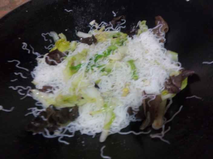 黑白菜鸡蛋炒粉步骤7