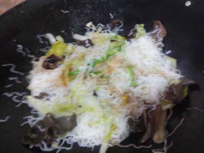 黑白菜鸡蛋炒粉步骤8