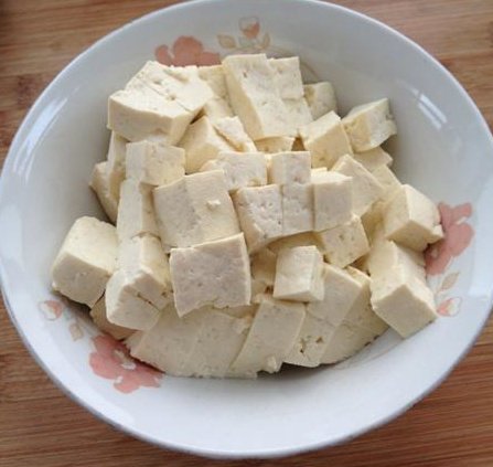 大骨汤汆白肉豆腐汤步骤1