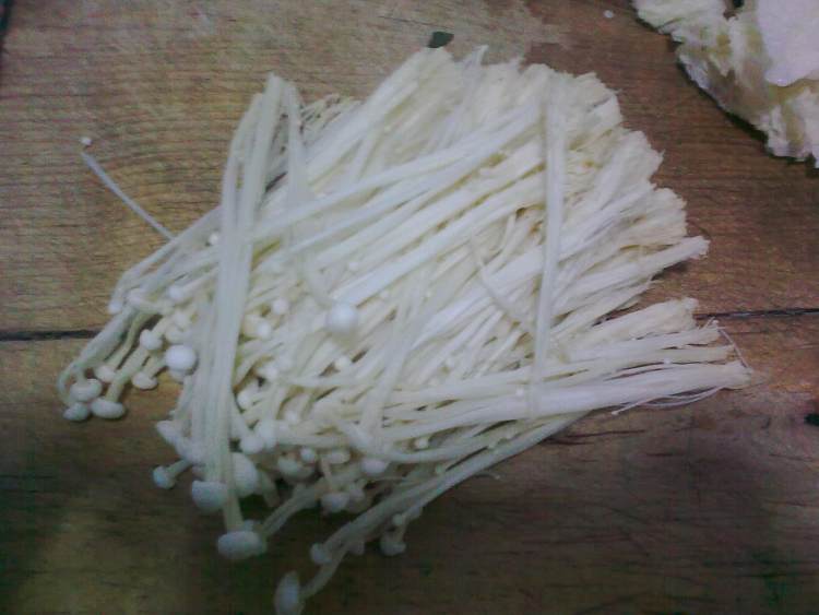 砂锅豆泡丸子金针菇步骤1
