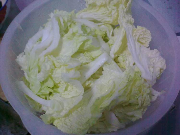 砂锅白菜丸子粉条步骤1