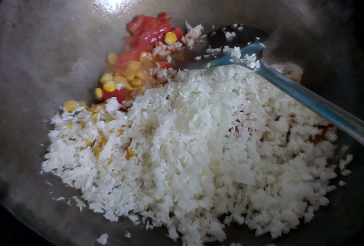番茄玉米炒饭步骤6