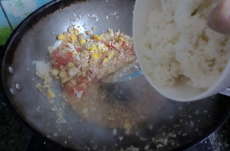番茄玉米炒饭步骤7