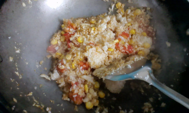 番茄玉米炒饭步骤8