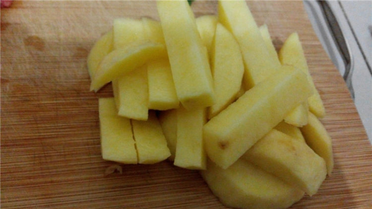 白菜土豆煮面片步骤2