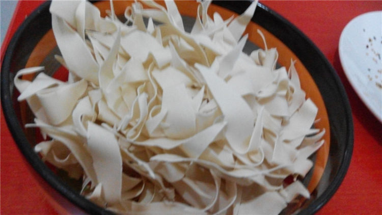 白菜土豆煮面片步骤4