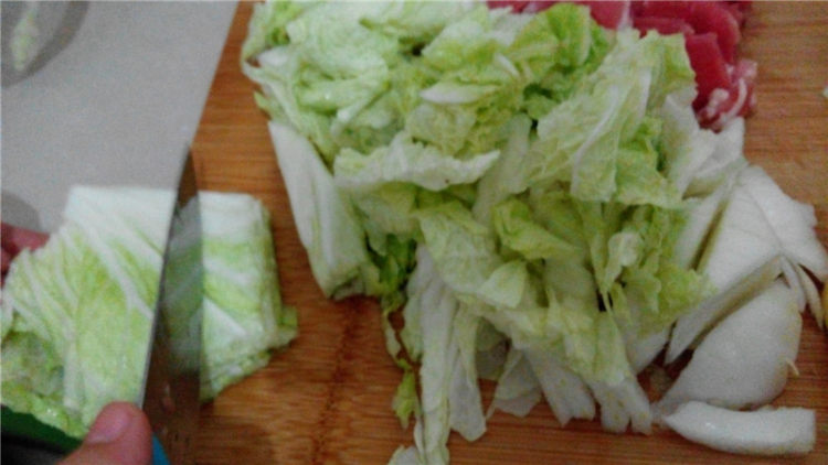 白菜土豆煮面片步骤5