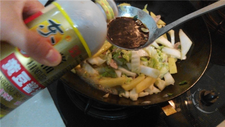 白菜土豆煮面片步骤13