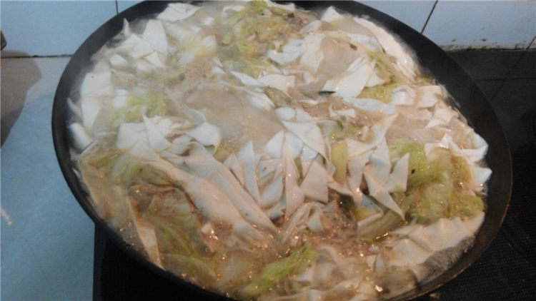 白菜土豆煮面片步骤17