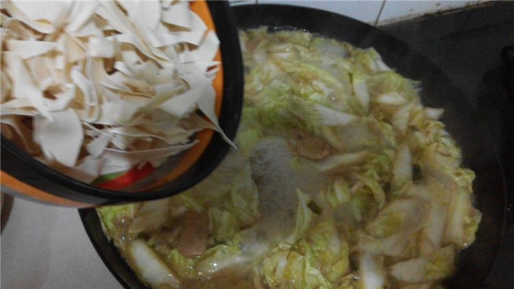 白菜土豆煮面片步骤16