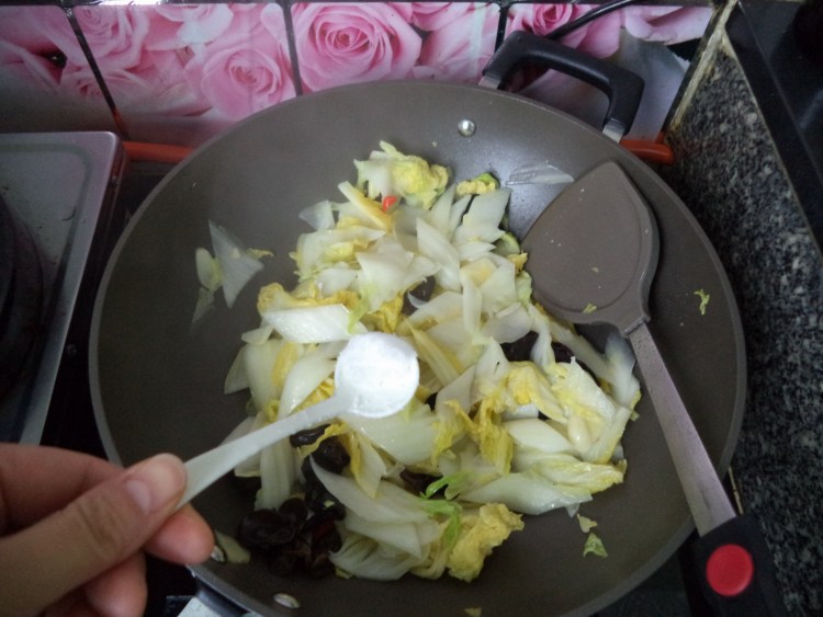 炒黑白菜步骤7