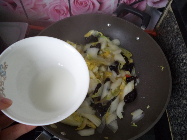 炒黑白菜步骤8