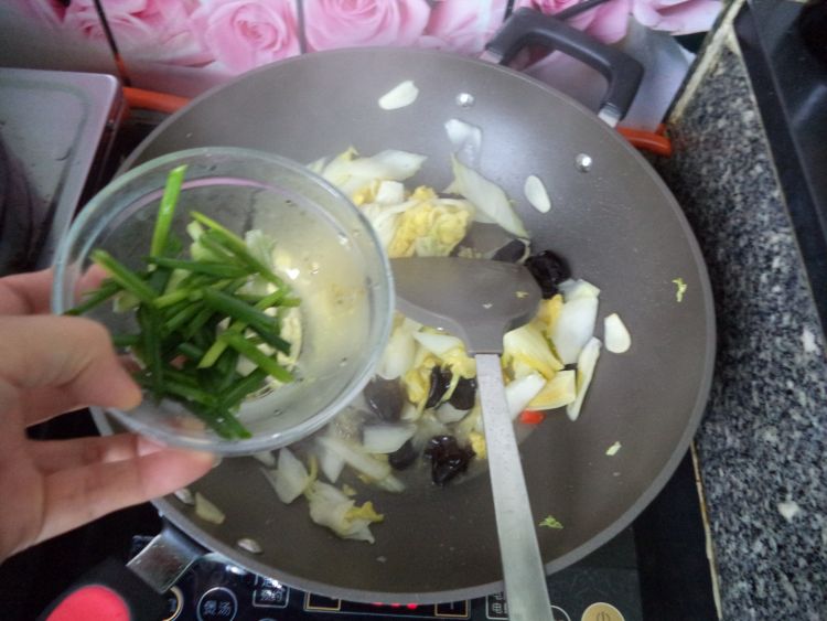 炒黑白菜步骤9