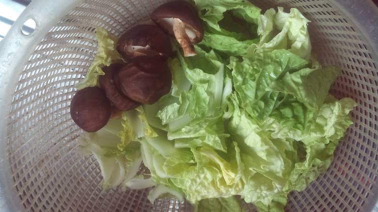 香菇白菜炒肉步骤2