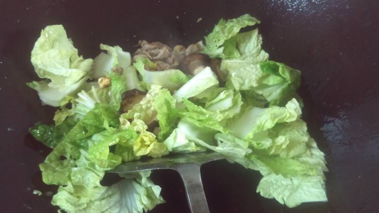 香菇白菜炒肉步骤4