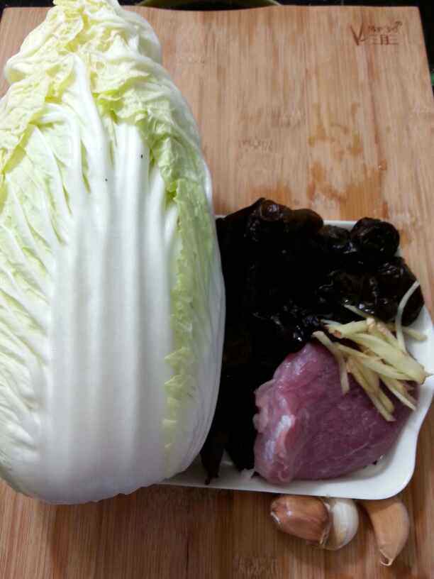 瘦肉炒黑白菜步骤1