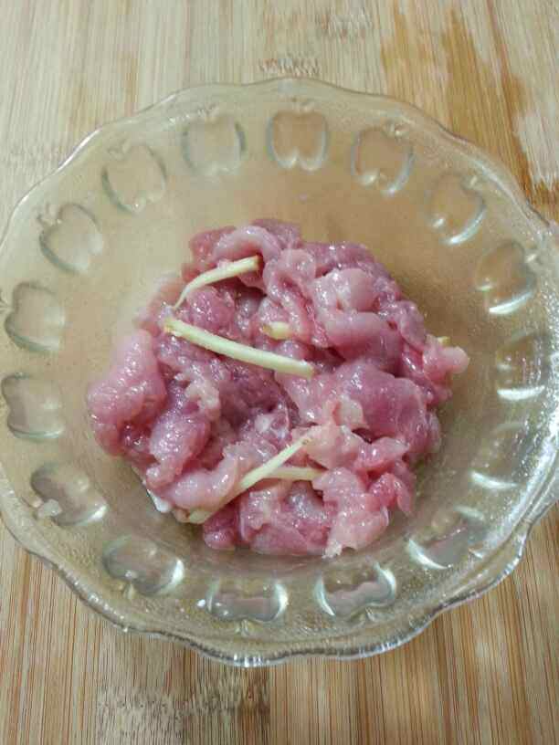 瘦肉炒黑白菜步骤2