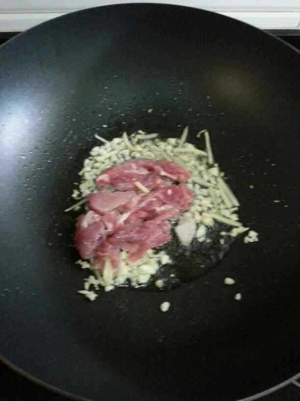 瘦肉炒黑白菜步骤7