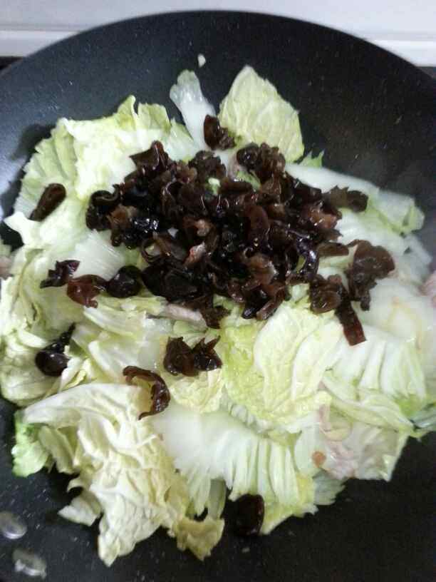 瘦肉炒黑白菜步骤9