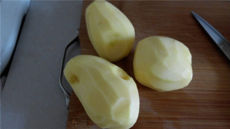 白菜土豆炖猪肘步骤2