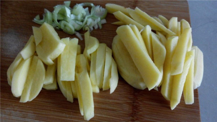 白菜土豆炖猪肘步骤5