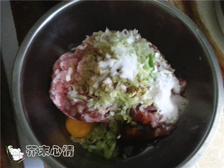 白菜肉丸粉丝煲步骤1