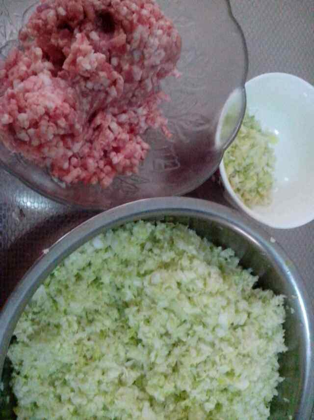 猪肉白菜馅饼步骤1
