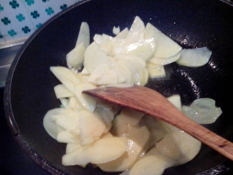 农家白菜炒土豆片步骤5