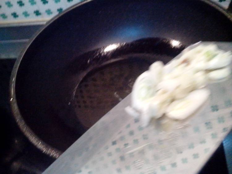 农家白菜炒土豆片步骤4