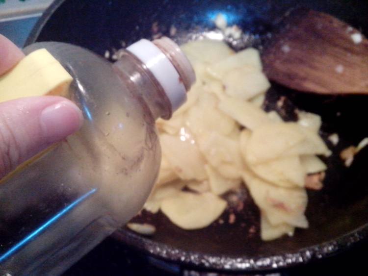 农家白菜炒土豆片步骤6