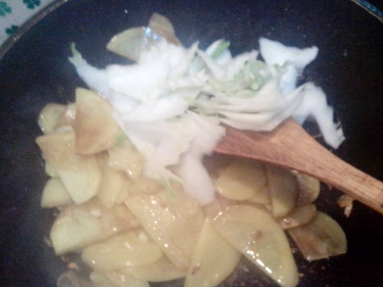 农家白菜炒土豆片步骤7