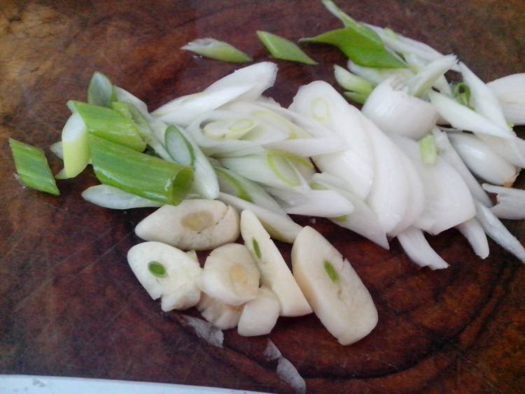 农家白菜炒木耳步骤3