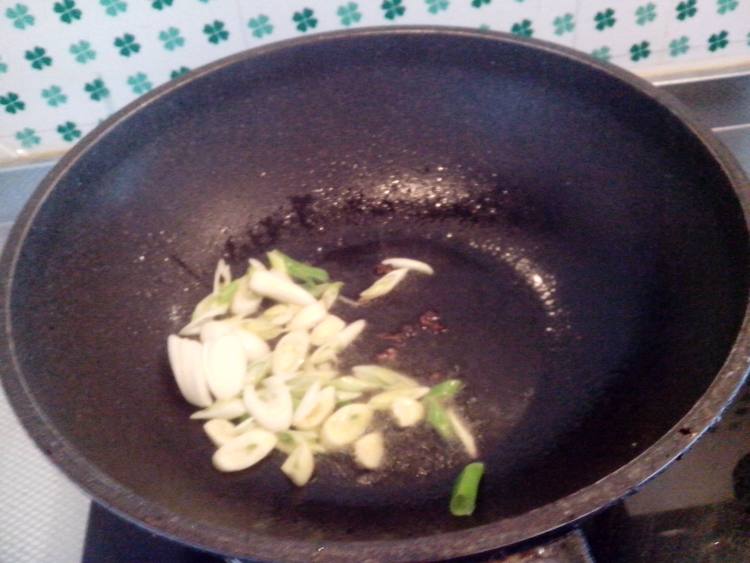 农家白菜炒木耳步骤6
