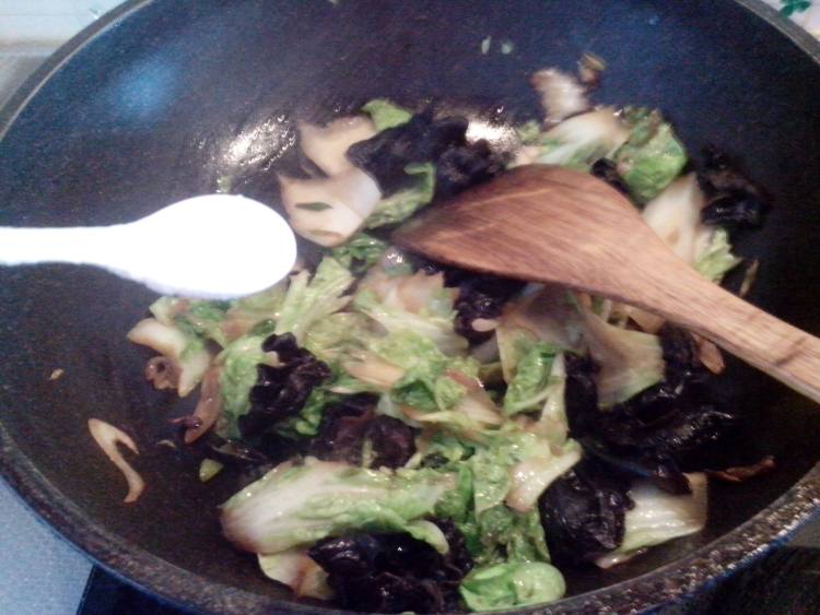 农家白菜炒木耳步骤9