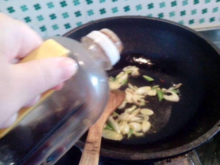 农家白菜炒木耳步骤7