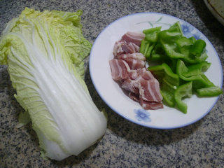 咸肉青椒炒白菜步骤1