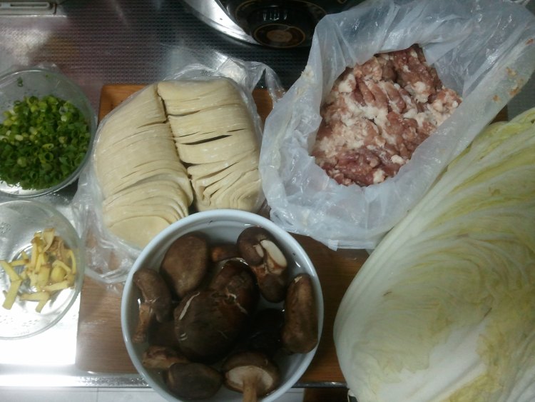 香菇白菜鲜肉馄饨步骤1