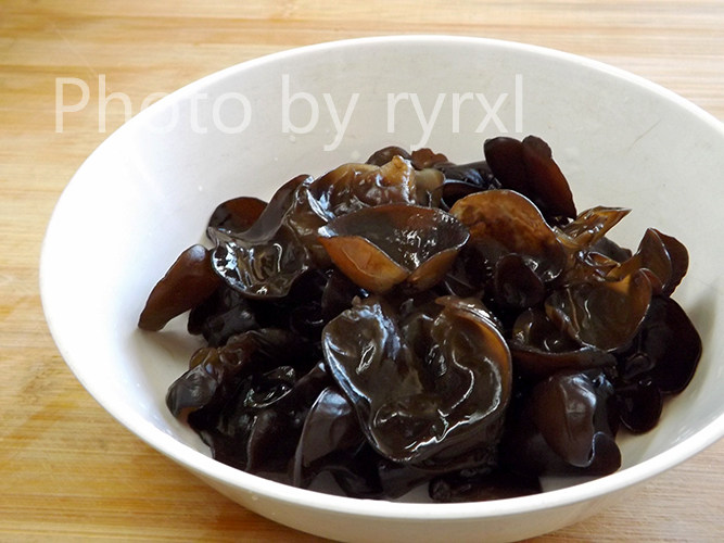 五花肉木耳炒白菜步骤2