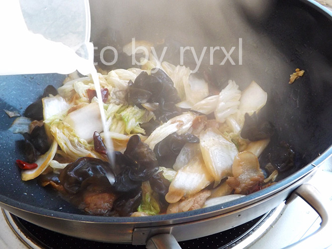 五花肉木耳炒白菜步骤9