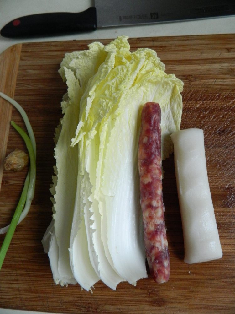 白菜腊肠炒年糕步骤1