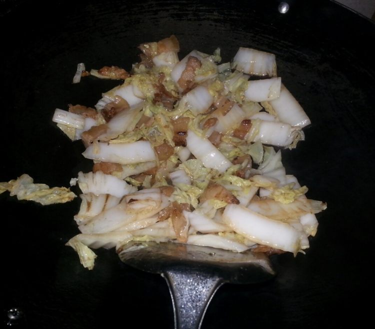 五花肉炒白菜步骤4