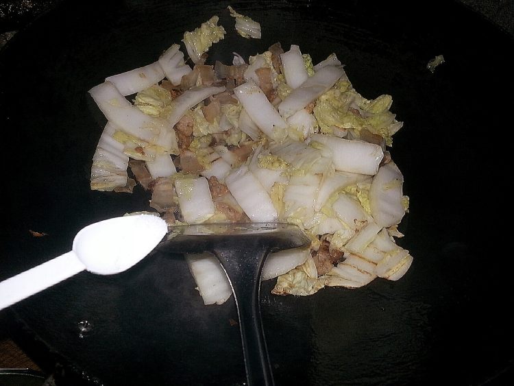 五花肉炒白菜步骤3