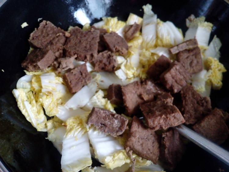 白菜炖油豆腐步骤5