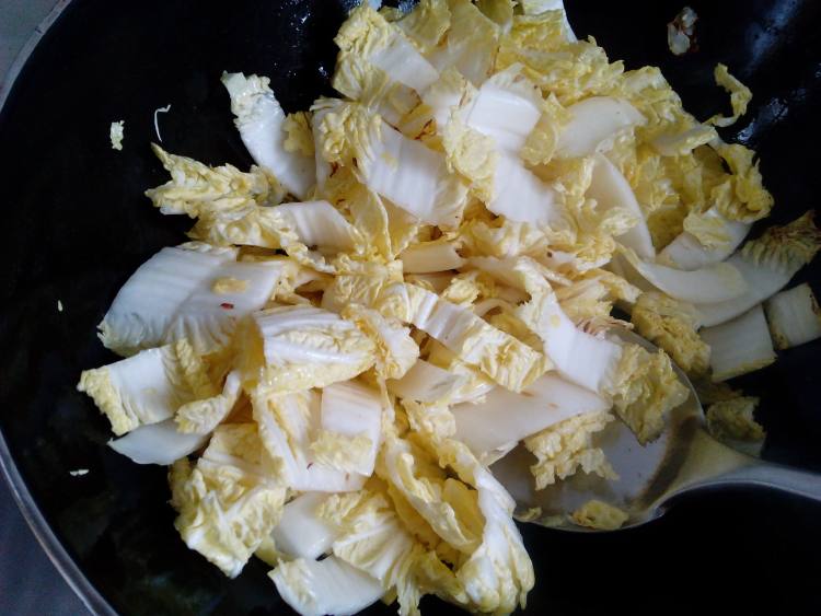 白菜炖油豆腐步骤4