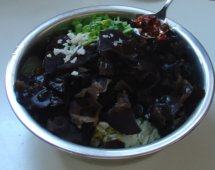 白菜拌木耳步骤10