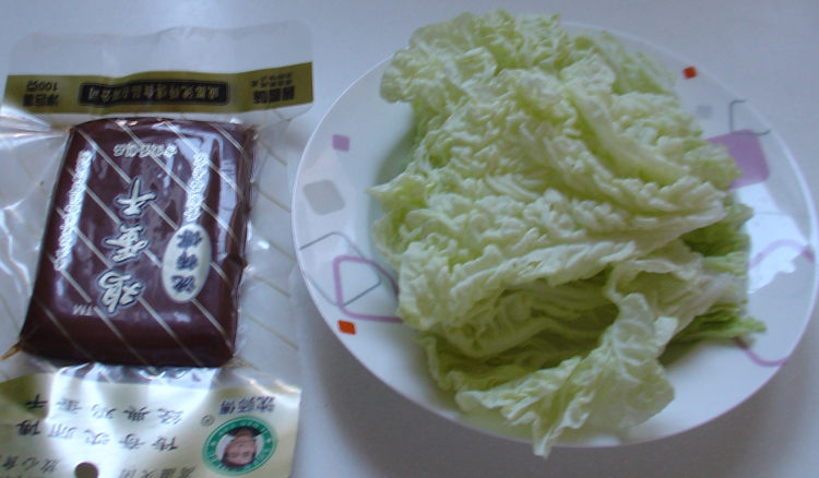 鸡蛋干拌白菜步骤1
