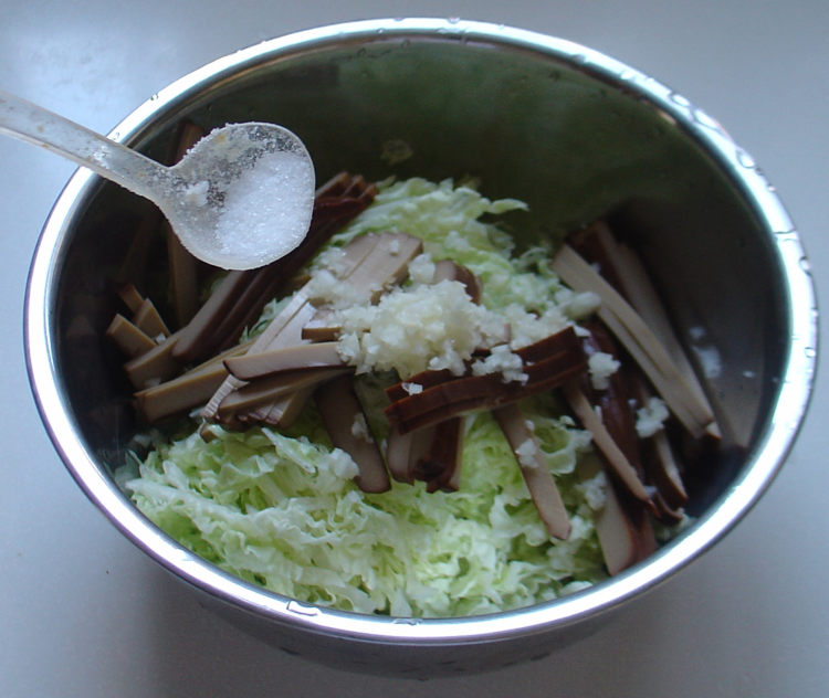 鸡蛋干拌白菜步骤8