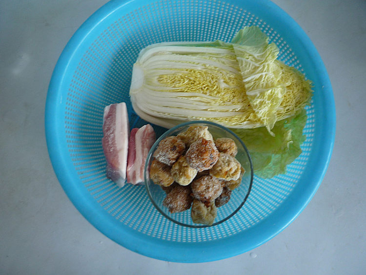 白菜炖豆腐丸子步骤1