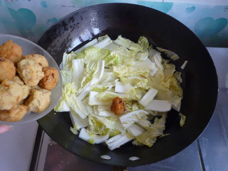 白菜炖豆腐丸子步骤9