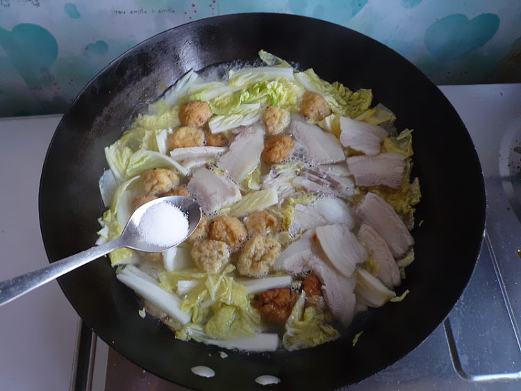 白菜炖豆腐丸子步骤11